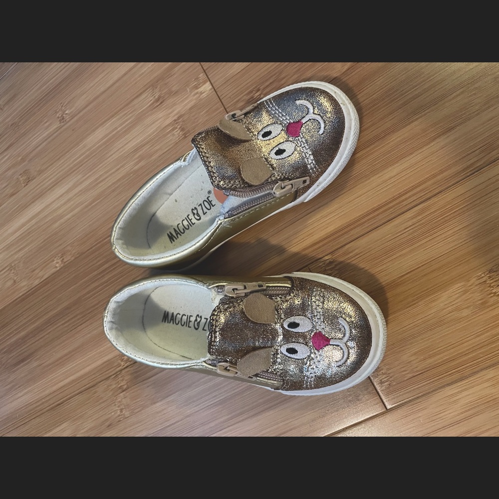 Toddler shoes with rabbit